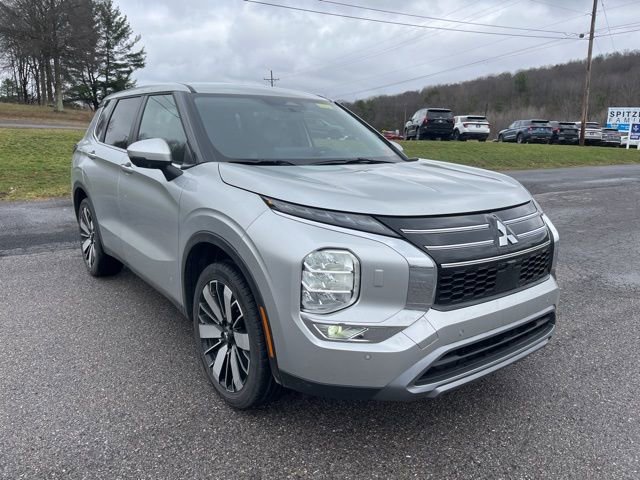 Used 2025 Mitsubishi Outlander SE image 3