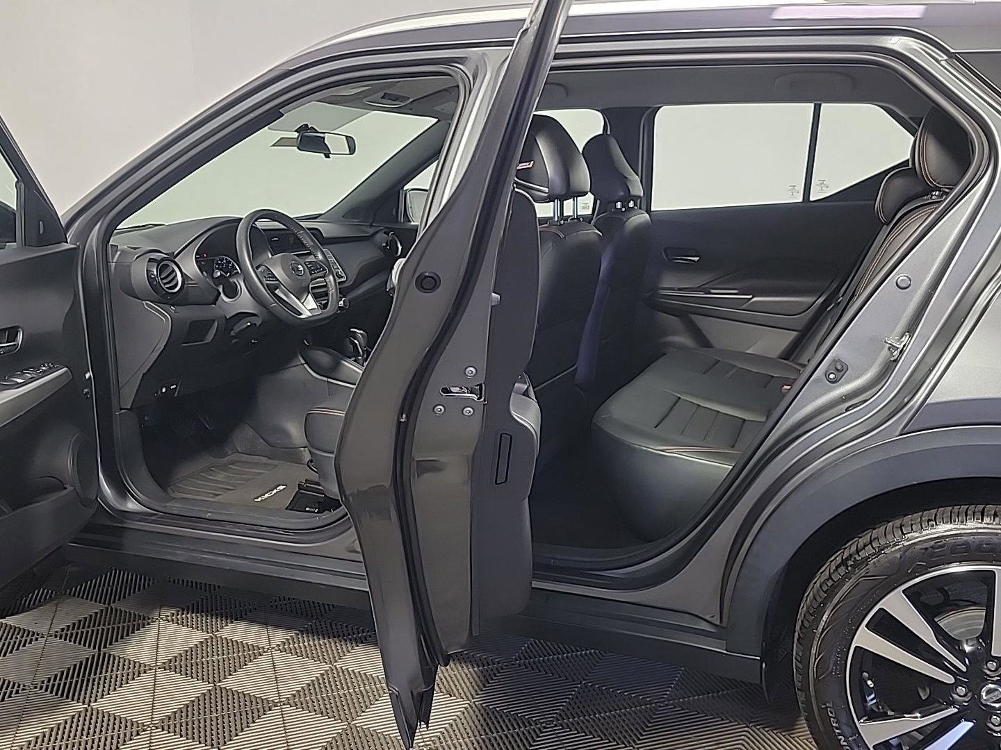 Used 2019 Nissan Kicks SR w/ SR Premium Package image 15