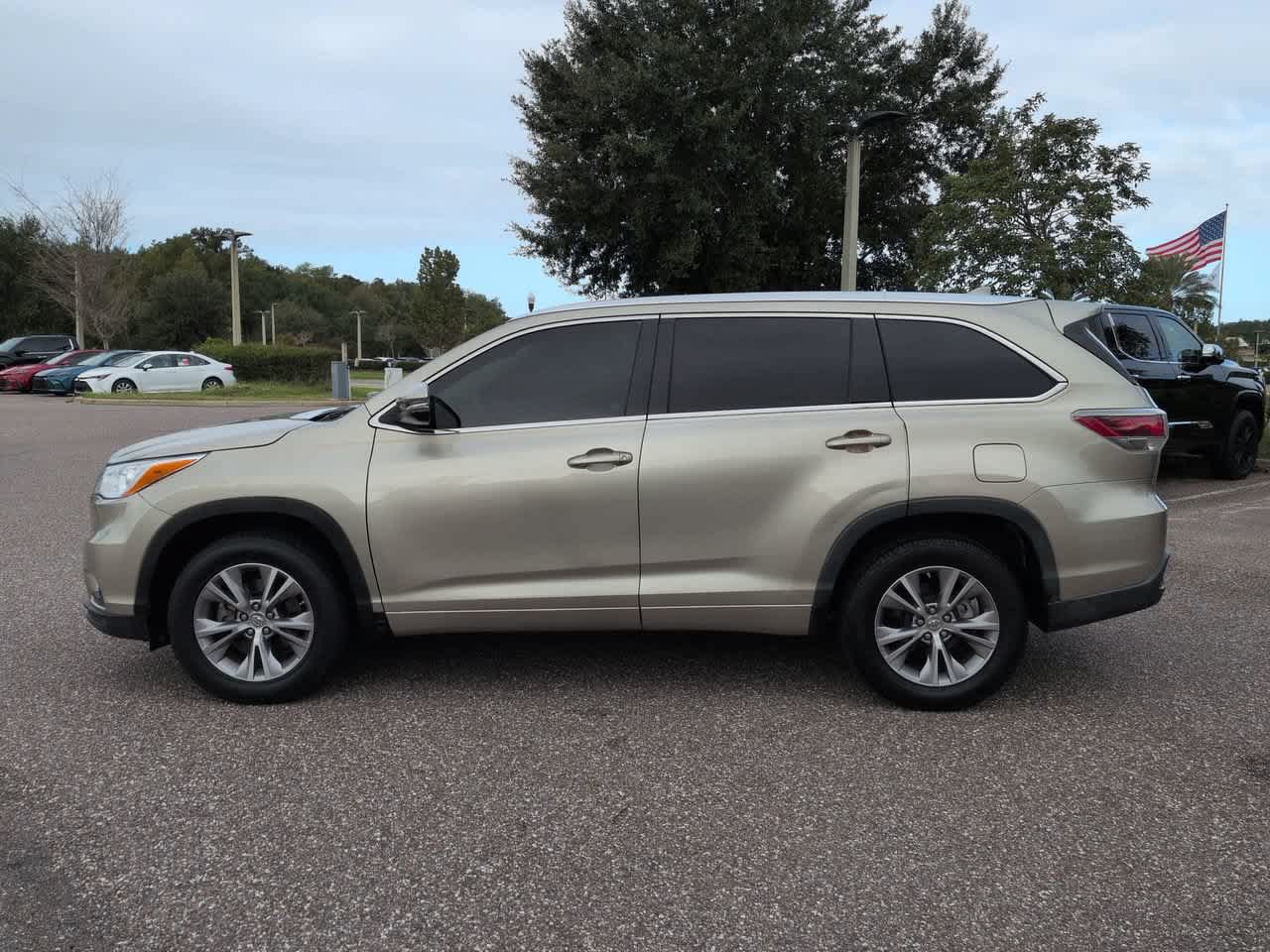 Used 2015 Toyota Highlander XLE FWD image 3