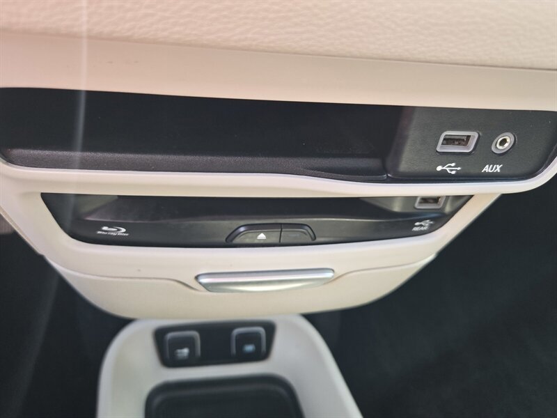Used 2017 Chrysler Pacifica Limited FWD image 20