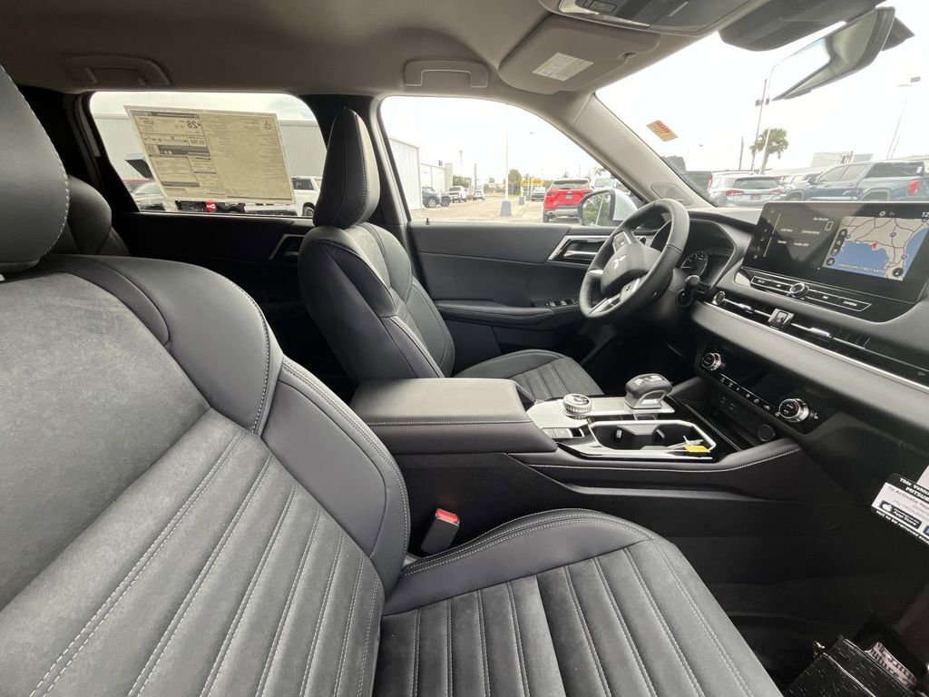 New 2026 Mitsubishi Outlander SE image 18