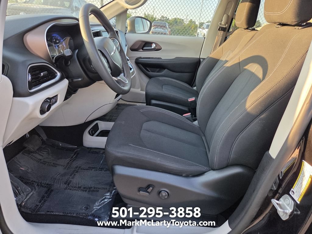 Used 2022 Chrysler Voyager LX FWD image 6