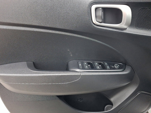 Used 2022 Hyundai Venue SEL image 11