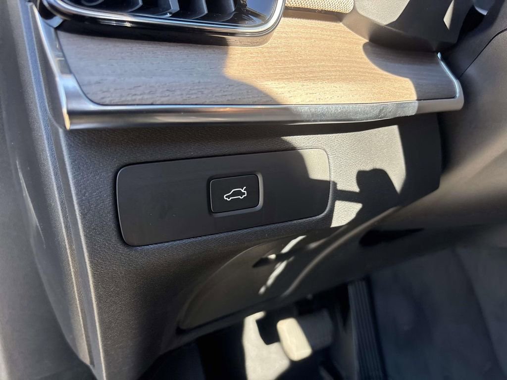 New 2026 Volvo XC90 B6 Plus w/ Protection Package Premier image 15