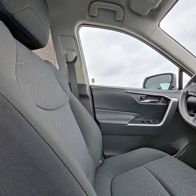 Used 2021 Toyota RAV4 XLE image 27