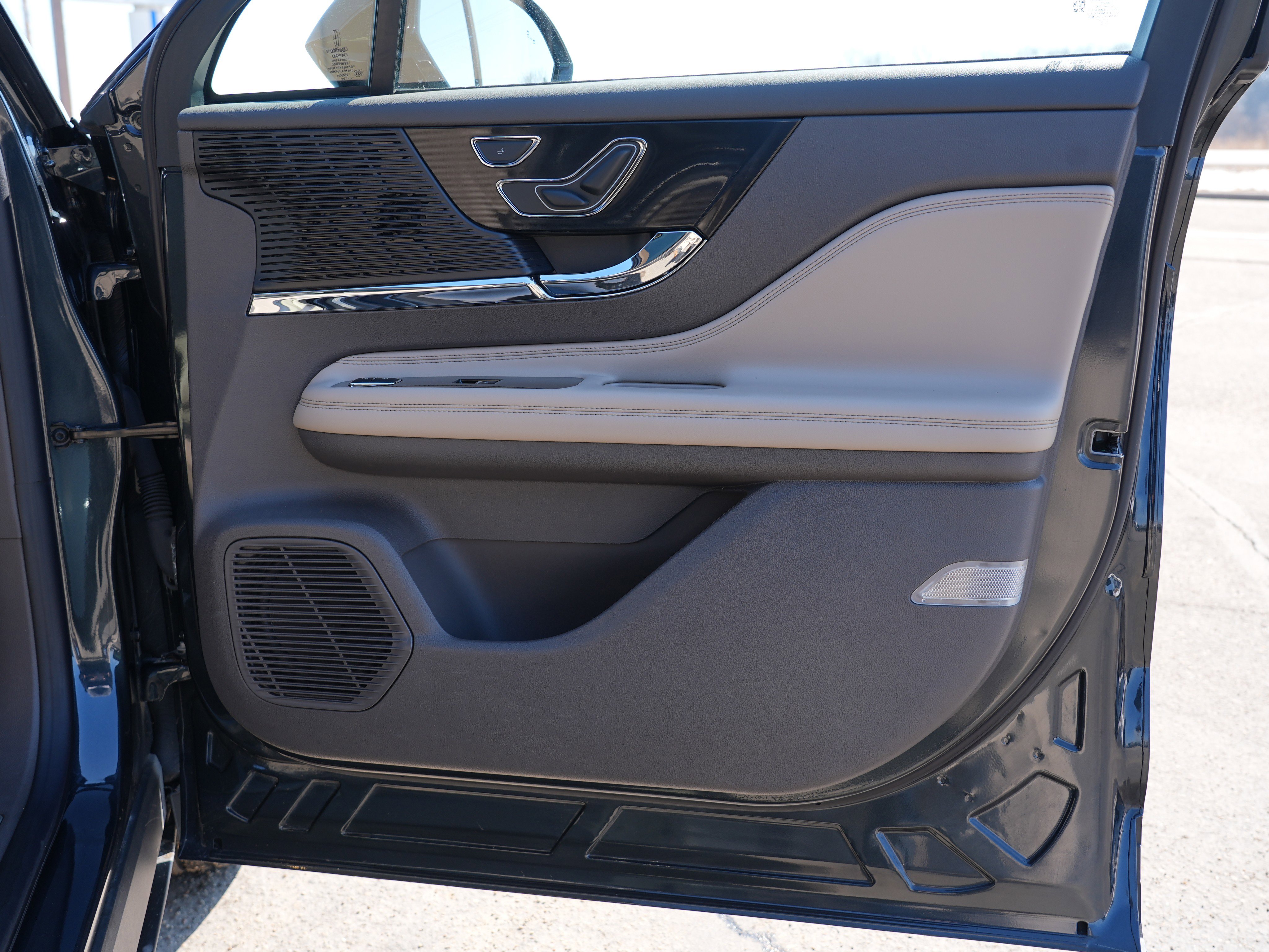 Used 2022 Lincoln Corsair Reserve w/ Elements Package image 35