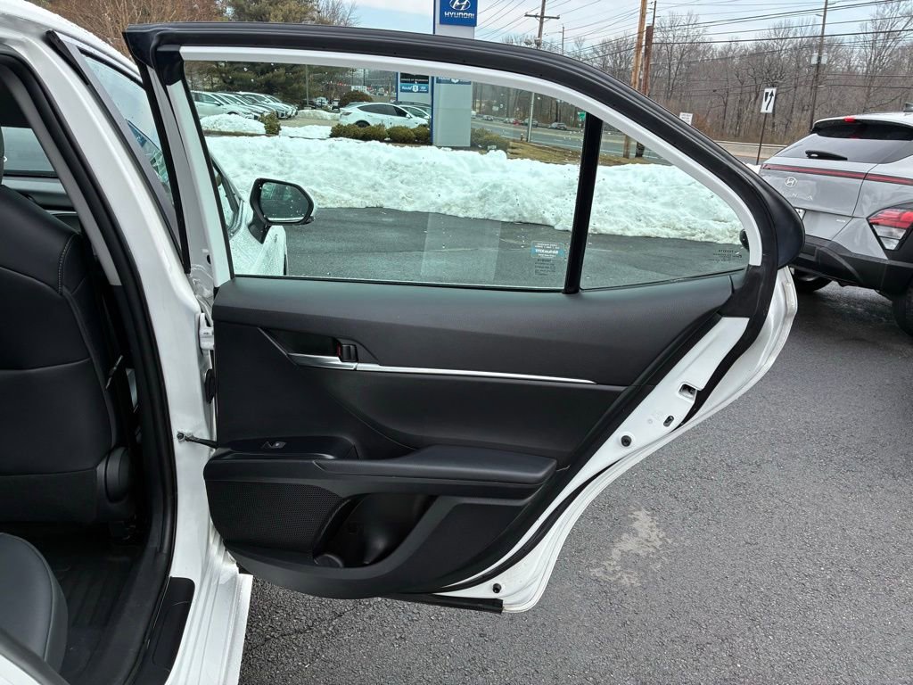 Used 2020 Toyota Camry SE w/ Sunroof Package image 44