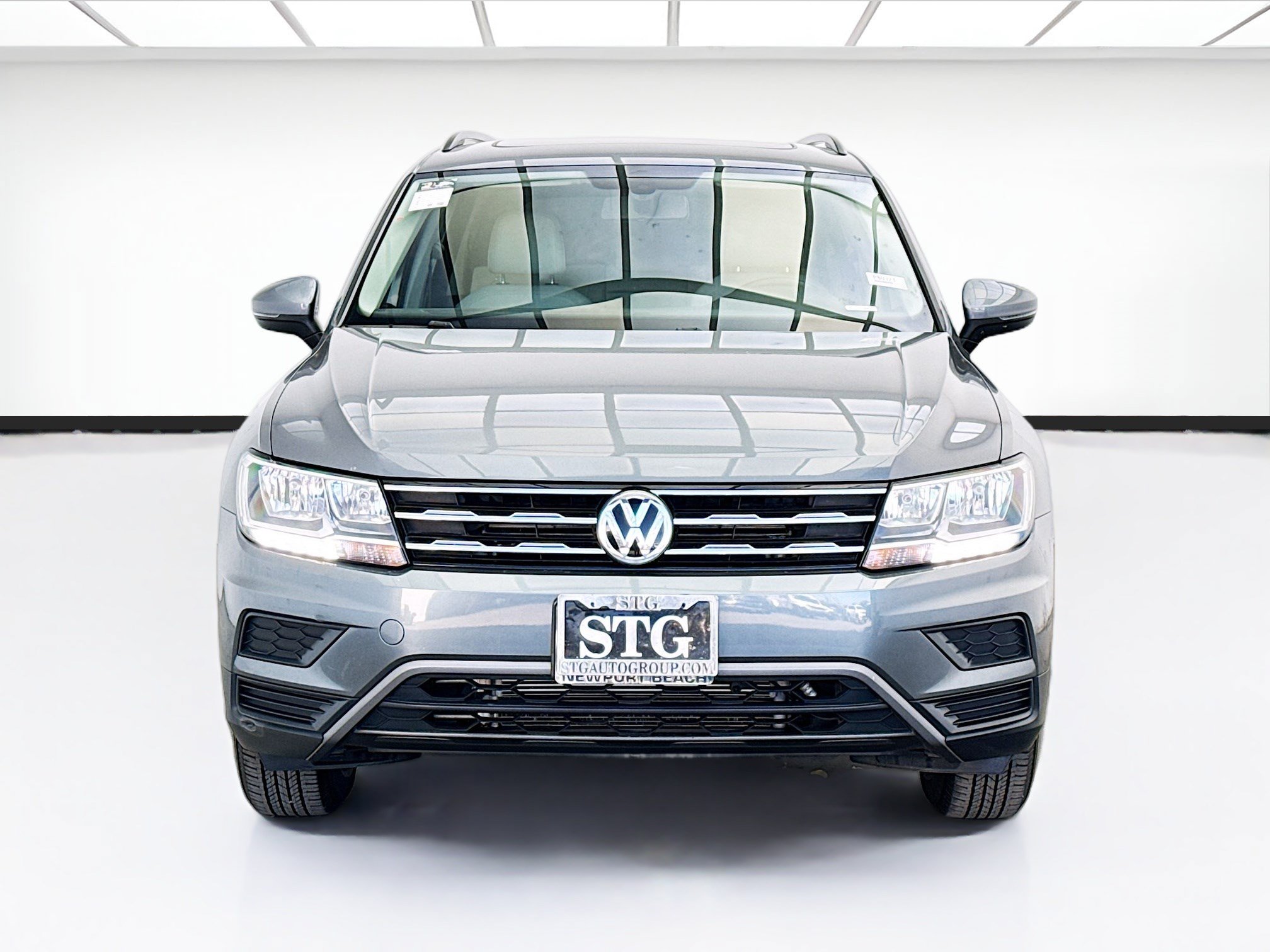 Used 2020 Volkswagen Tiguan SE w/ Panoramic Sunroof Package FWD image 2