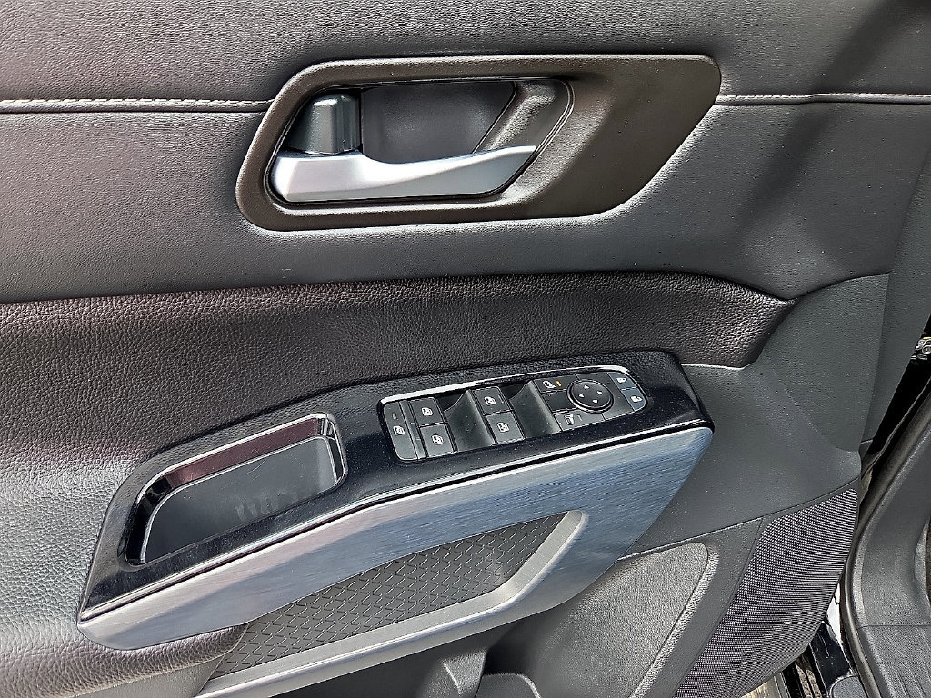Used 2026 Nissan Pathfinder SL FWD image 14