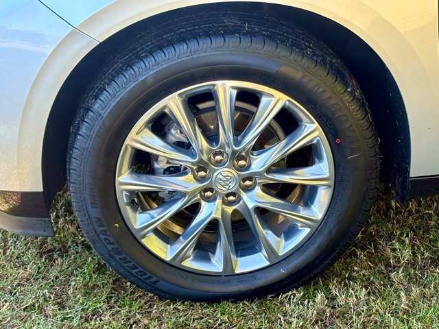 Used 2020 Buick Enclave Premium w/ Sun and Sites Package FWD image 29