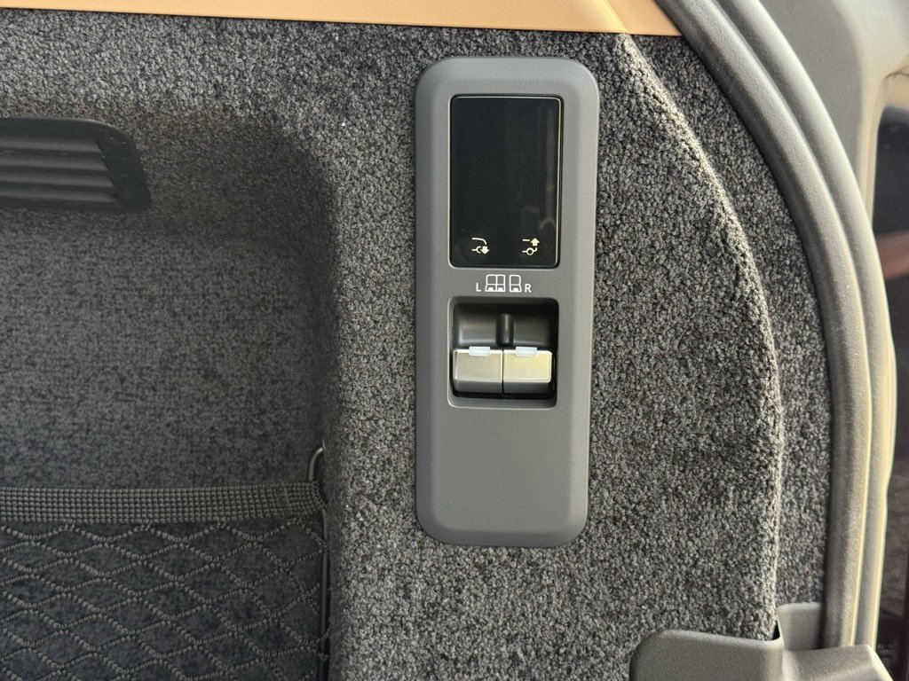 New 2025 Land Rover Range Rover SE image 36