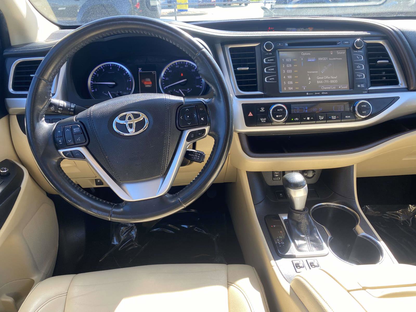 Used 2019 Toyota Highlander XLE FWD image 12