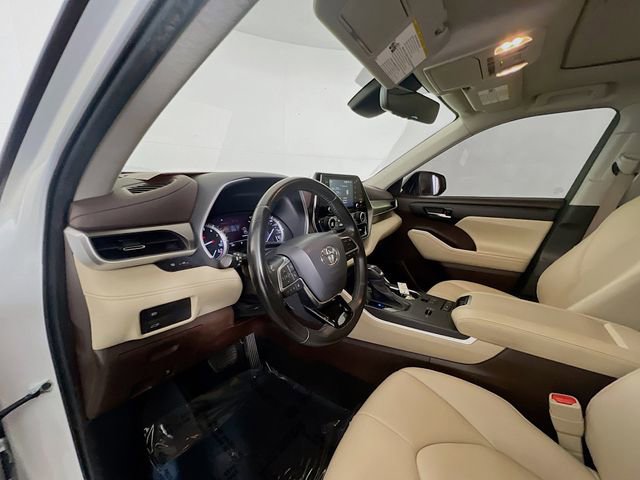 Used 2021 Toyota Highlander XLE image 19
