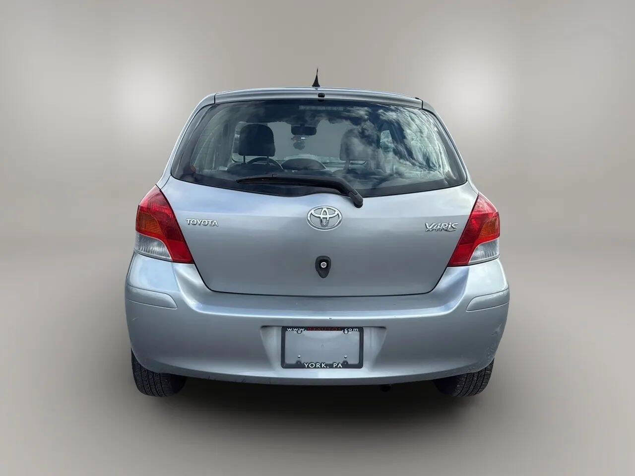 Used 2010 Toyota Yaris 4-Door Hatchback image 6