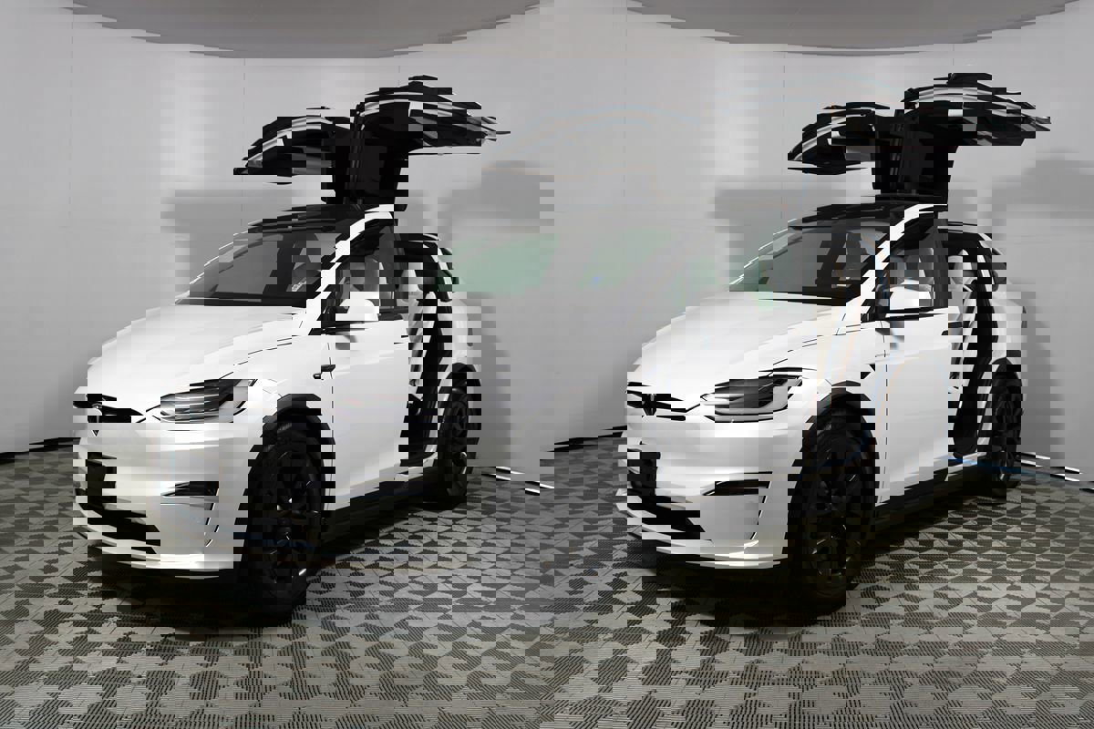 Used 2022 Tesla Model X Plaid image 3