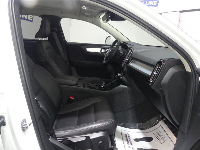 Used 2021 Volvo XC40 T5 Momentum w/ Climate Package image 23