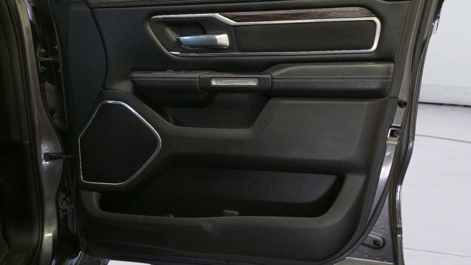 Used 2019 RAM 1500 Laramie w/ Off Road Group AWD/4WD image 23