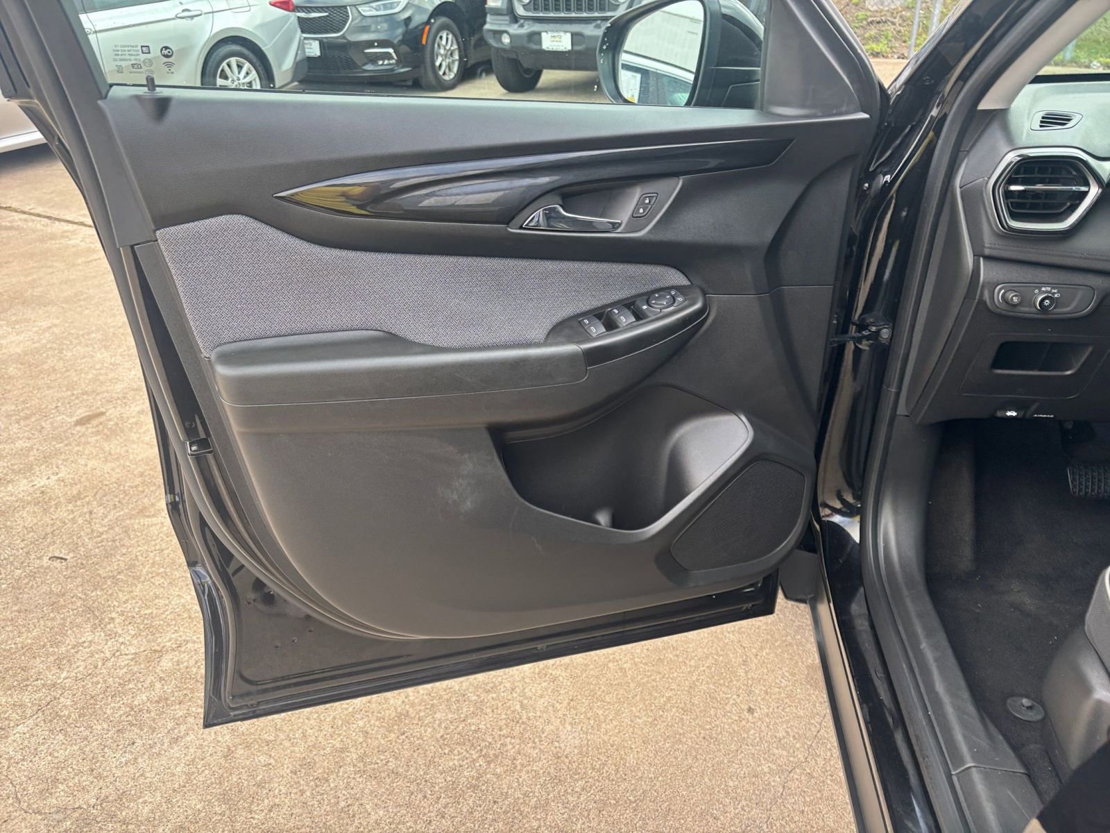 Used 2025 Chevrolet TrailBlazer LT FWD image 18