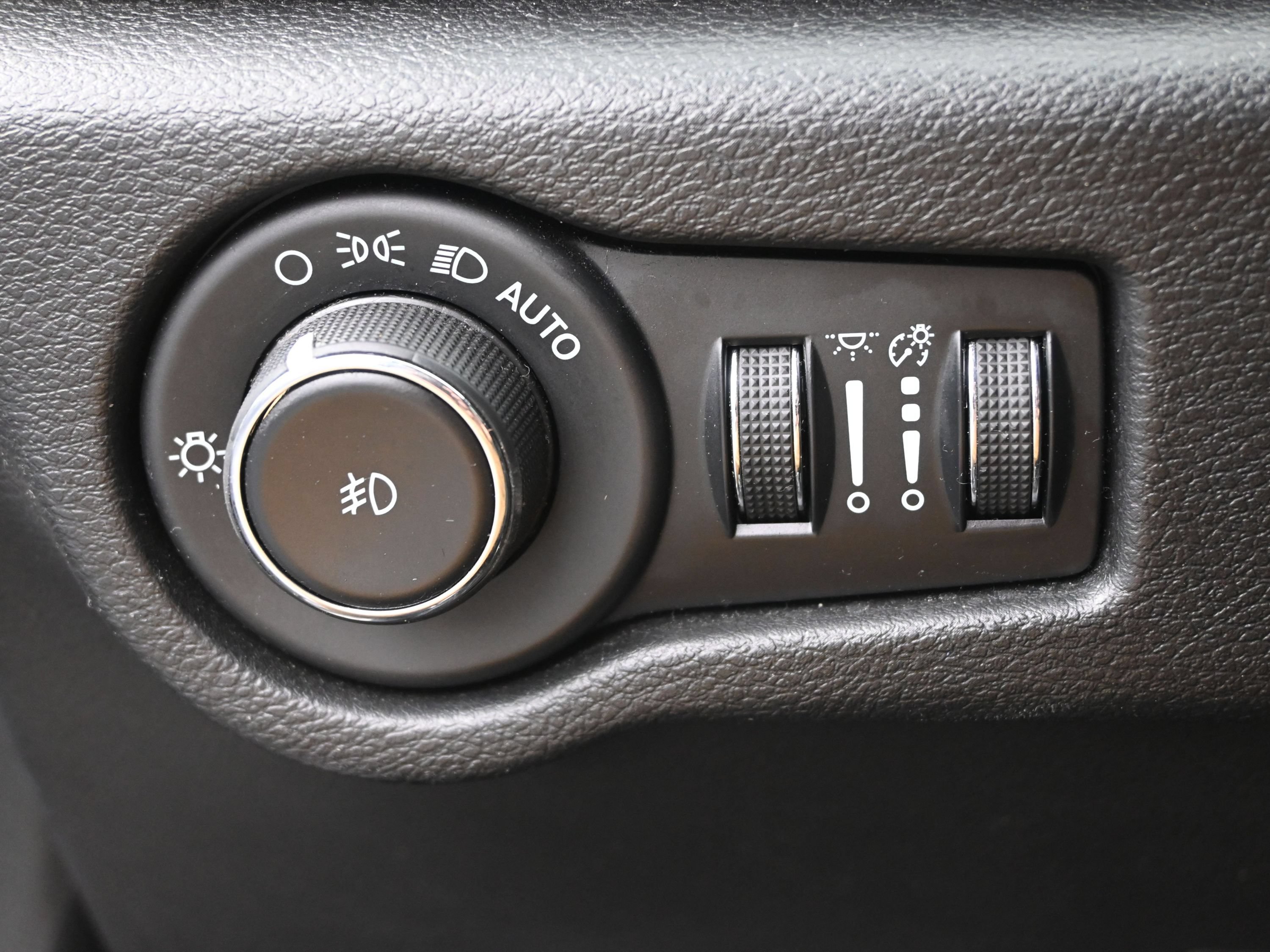Used 2023 Chrysler Pacifica Touring FWD image 14