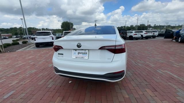 Used 2024 Volkswagen Jetta SE FWD image 2