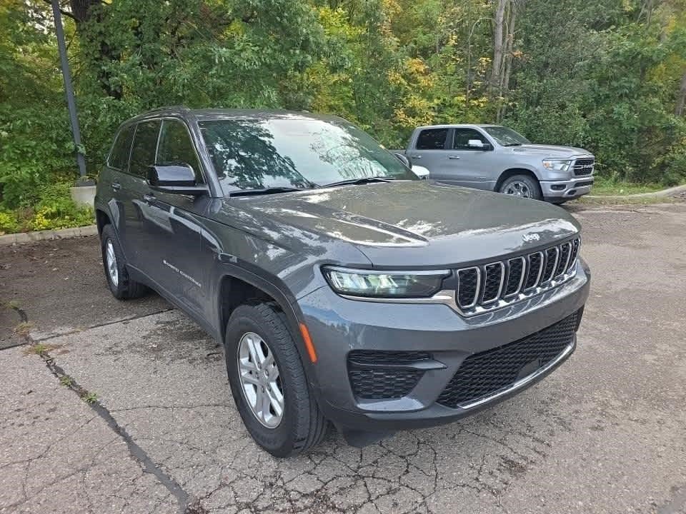 Used 2025 Jeep Grand Cherokee Laredo w/ Luxury Tech Group I AWD/4WD image 7