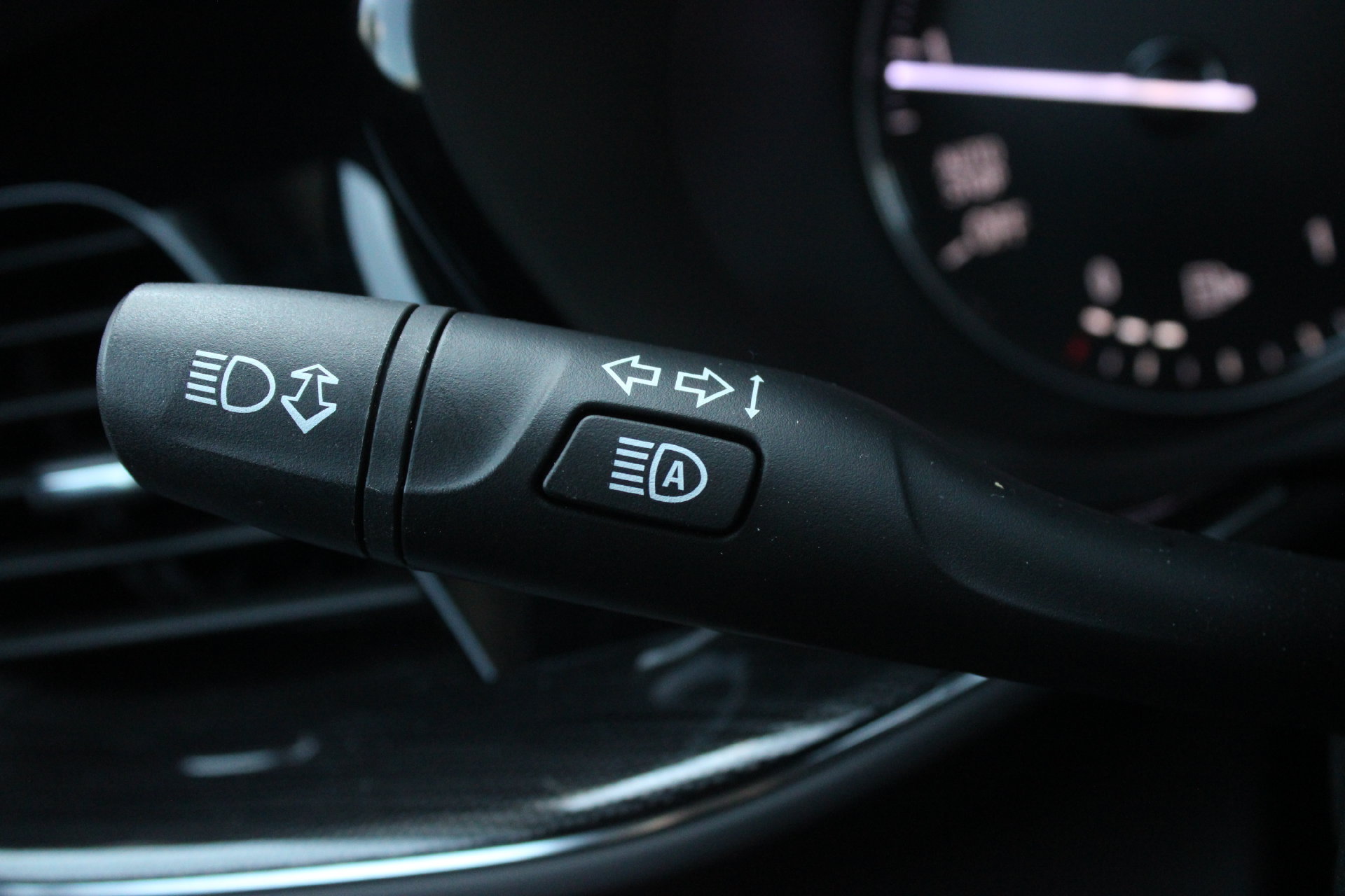 Used 2023 Buick Envision Essence FWD image 34