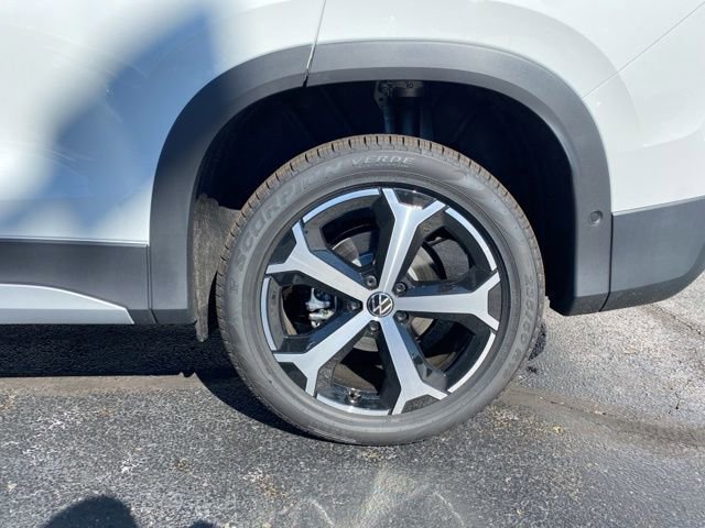 New 2025 Volkswagen Tiguan SE image 18