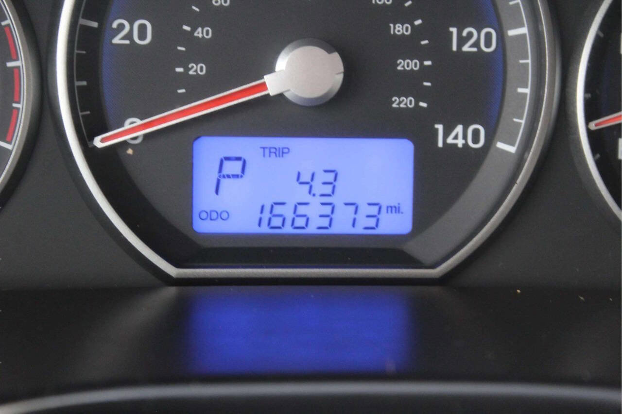 Used 2011 Hyundai Santa Fe GLS image 9