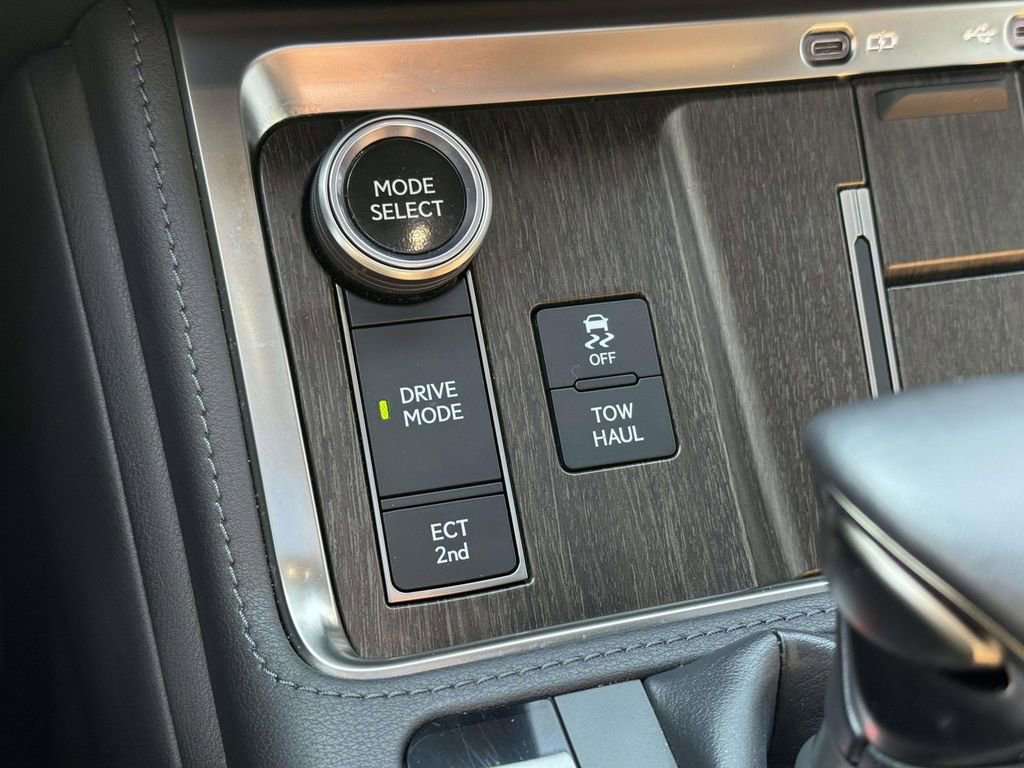 Used 2024 Lexus GX 550 w/ Accessory Package (Z1) image 27