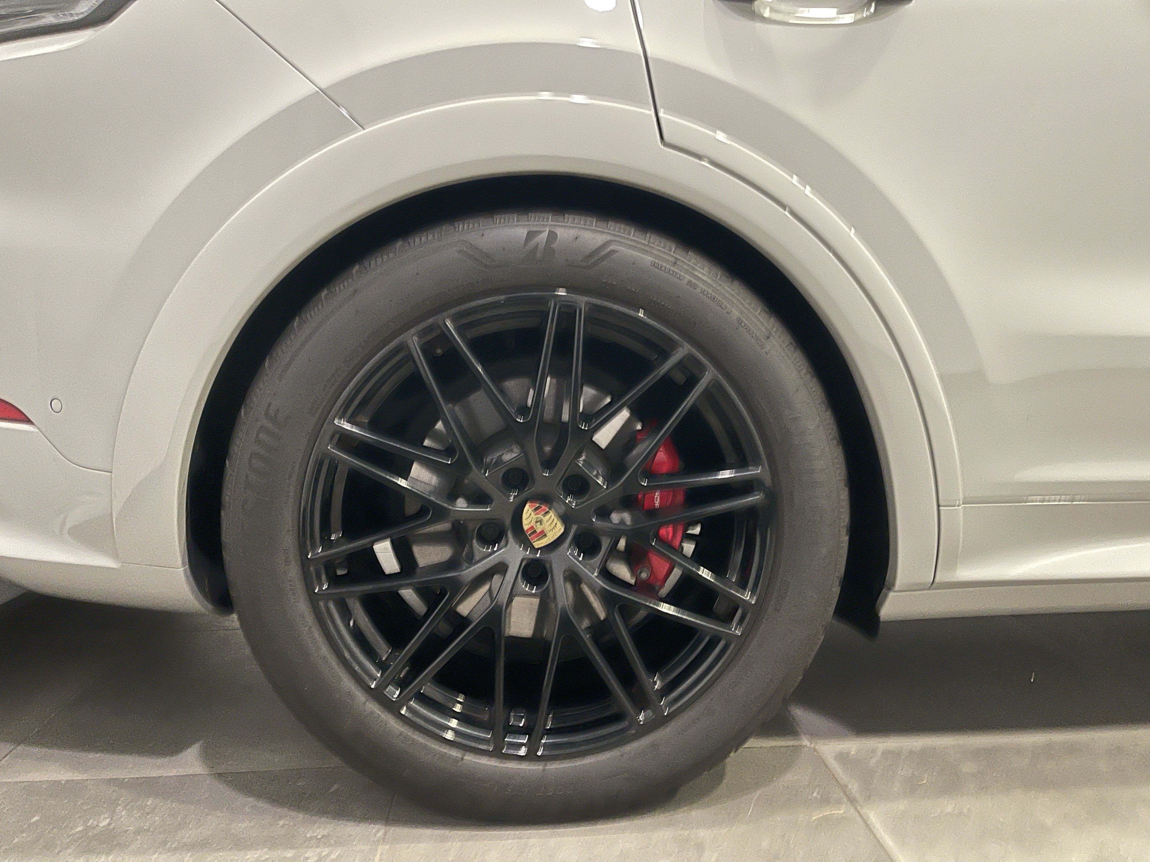 Used 2025 Porsche Cayenne GTS AWD/4WD image 9