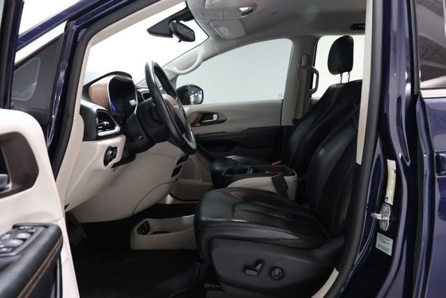 Used 2017 Chrysler Pacifica Touring-L FWD image 15