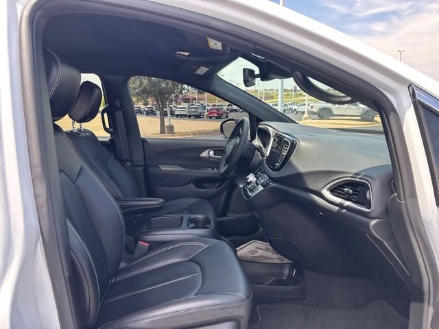 Used 2025 Chrysler Pacifica Select FWD image 13