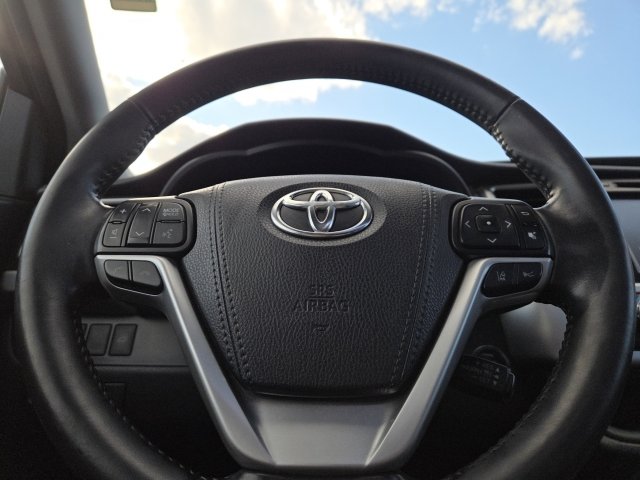 Used 2018 Toyota Highlander SE image 18
