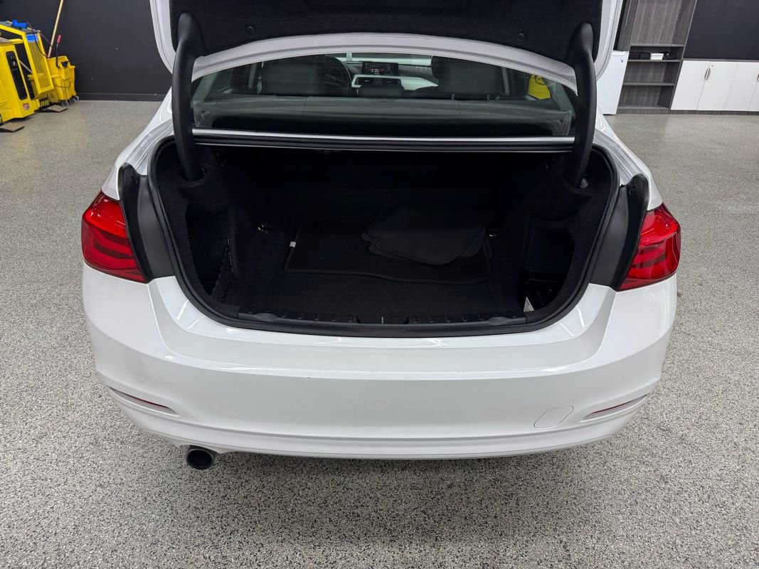 Used 2018 BMW 320i xDrive Sedan w/ Convenience Package image 15