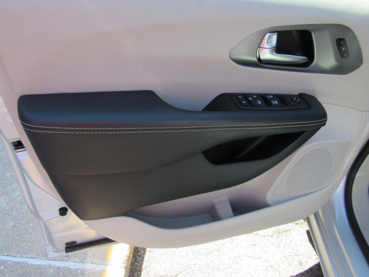 Used 2024 Chrysler Pacifica Touring-L FWD image 17