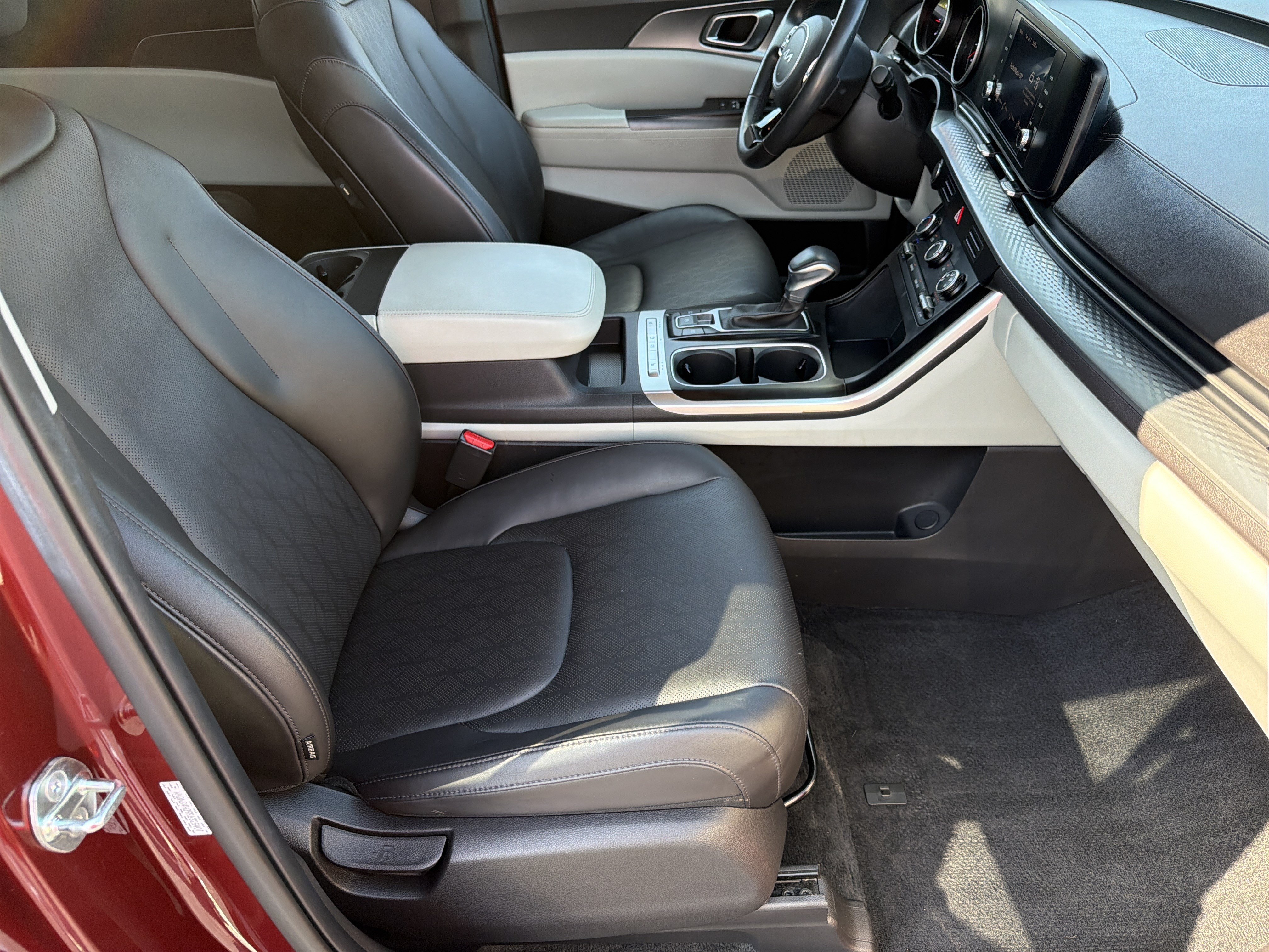 Used 2024 Kia Carnival LX FWD image 11