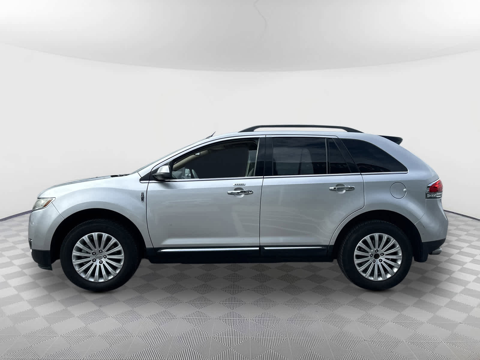 Used 2012 Lincoln MKX FWD w/ Class II Trailer Tow Pkg image 4