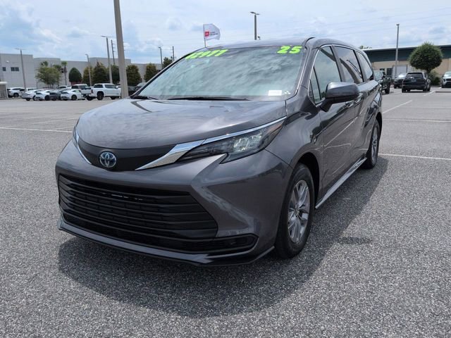 Certified 2025 Toyota Sienna LE FWD image 8