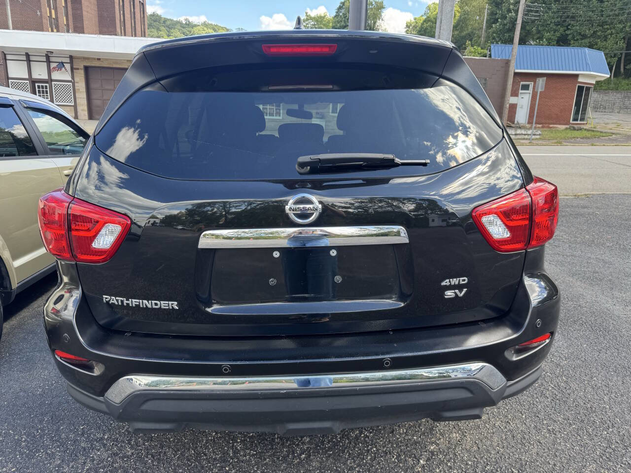 Used 2019 Nissan Pathfinder SV image 6