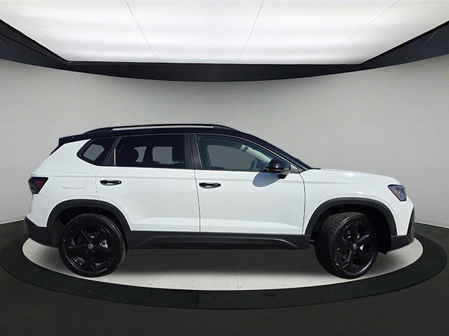 New 2025 Volkswagen Taos SE image 8