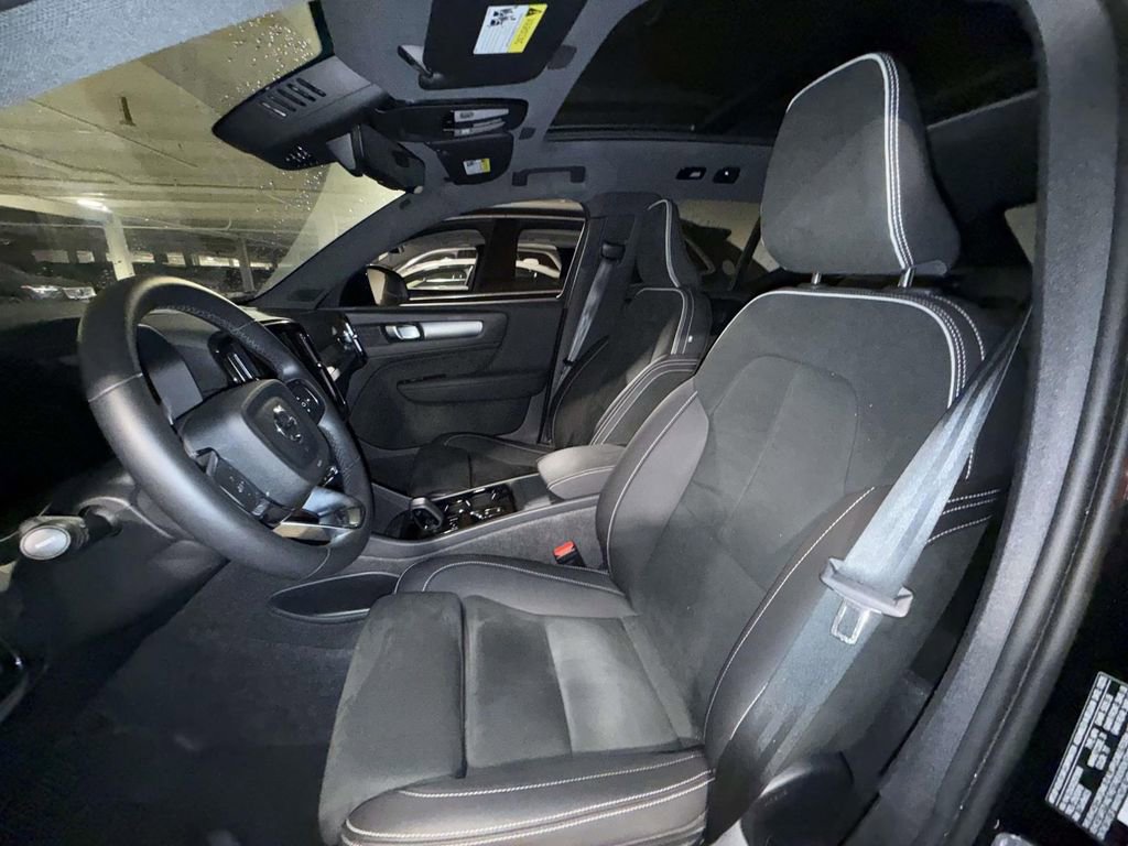 Used 2025 Volvo XC40 B5 Plus image 3