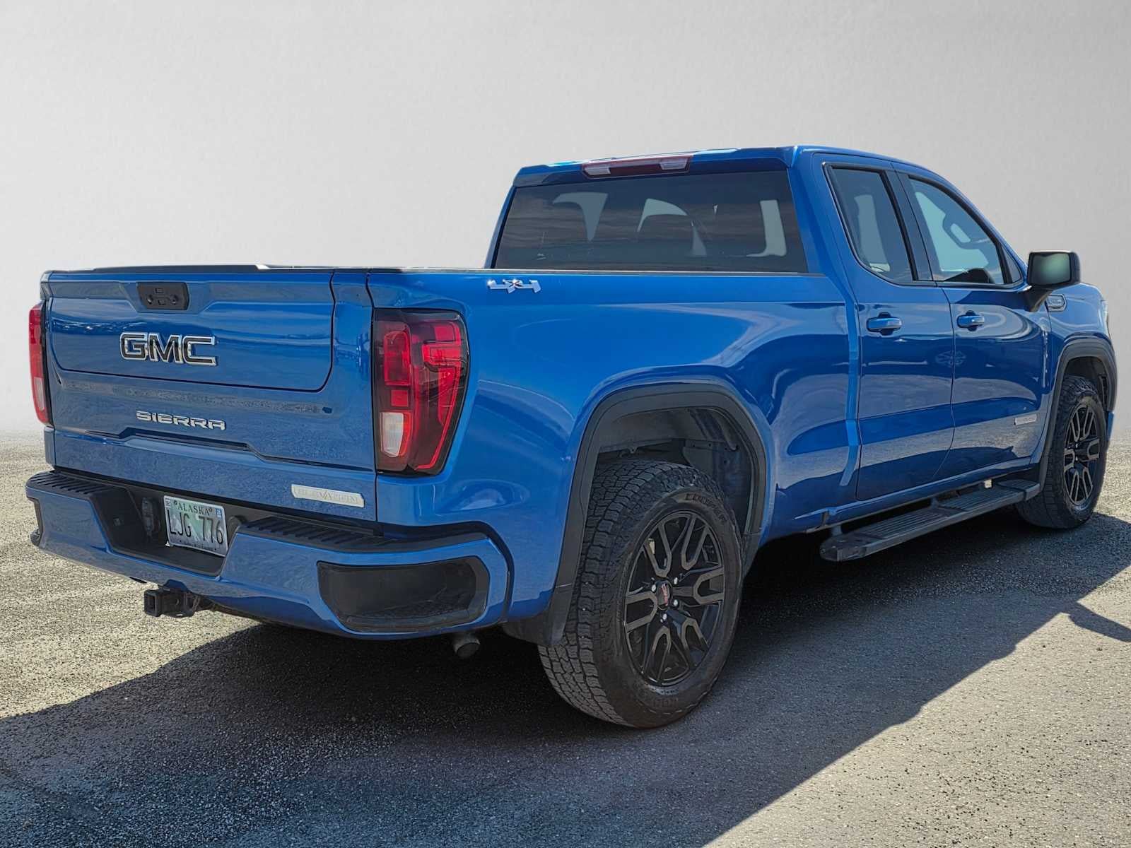 Used 2022 GMC Sierra 1500 Elevation w/ LPO, Elevation Black Package AWD/4WD image 3