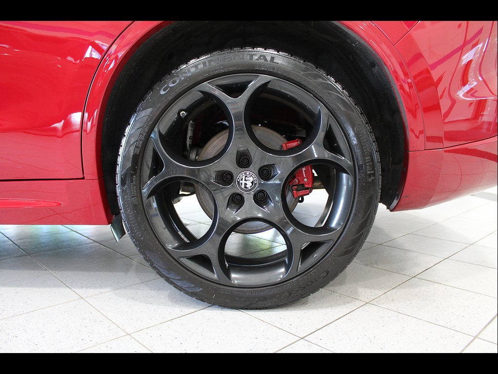 Used 2022 Alfa Romeo Stelvio Veloce AWD/4WD image 12