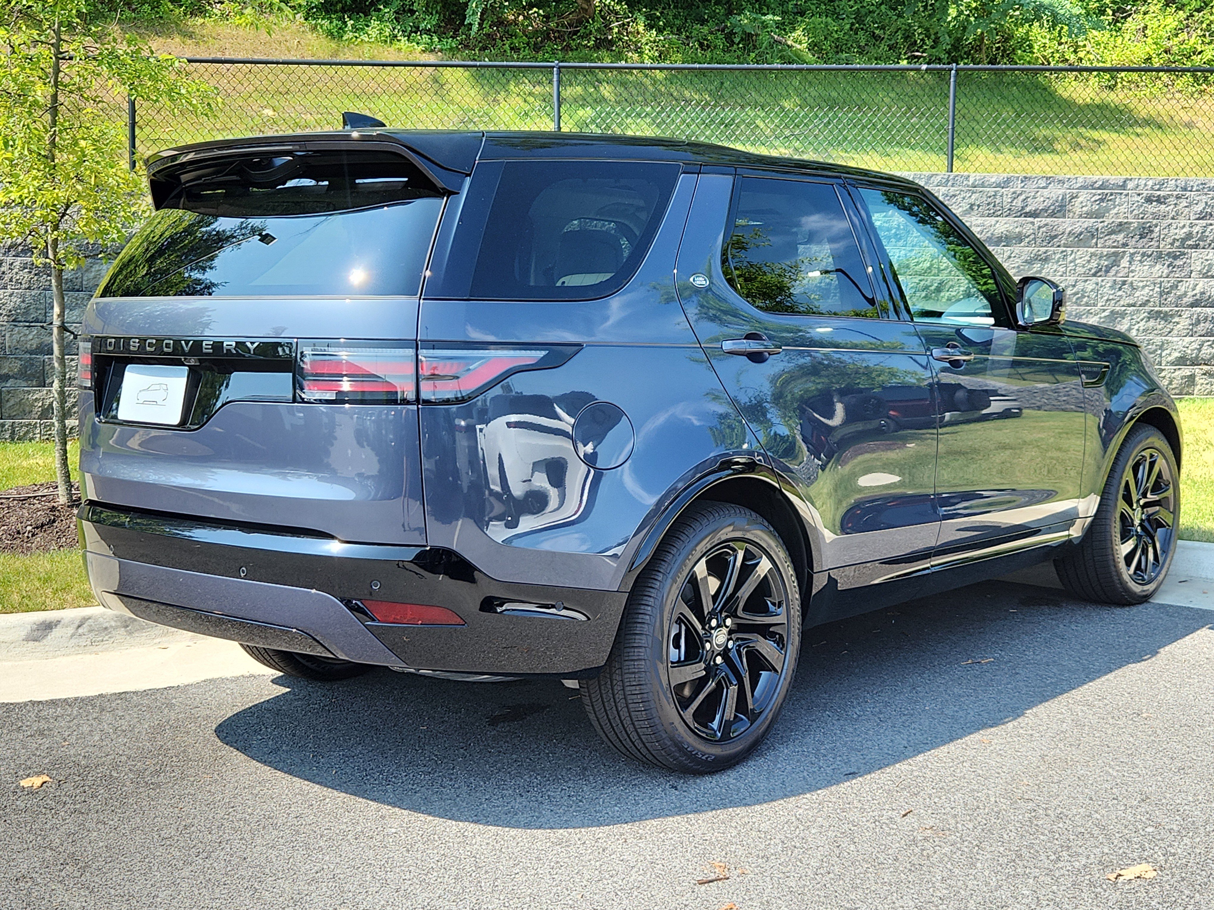 New 2025 Land Rover Discovery Dynamic SE image 2