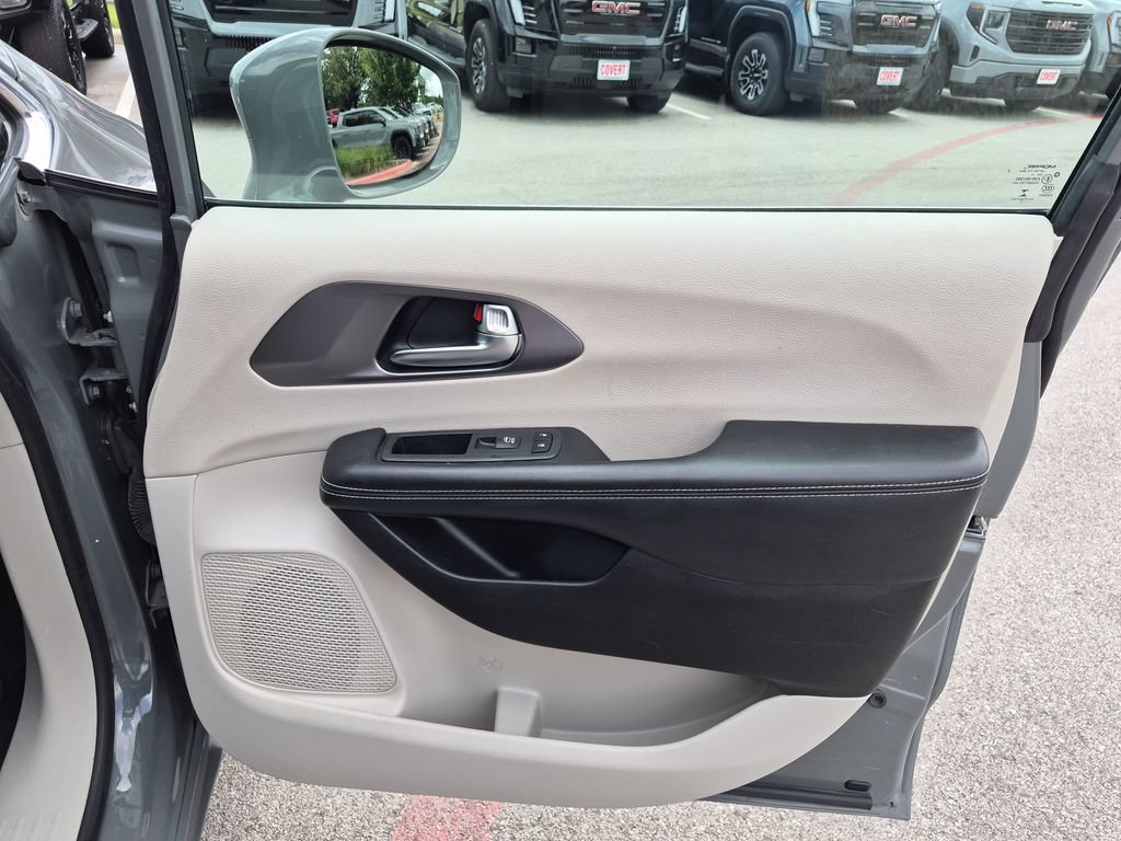 Used 2022 Chrysler Pacifica Touring-L FWD image 34