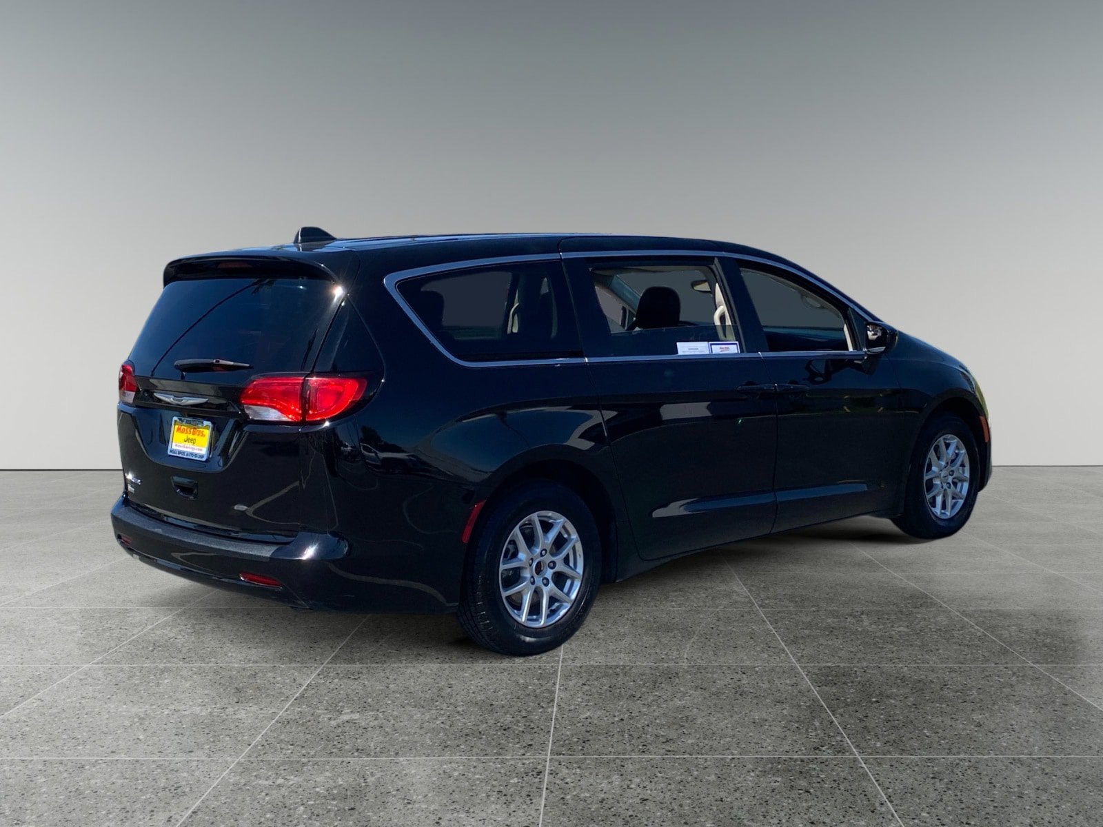 Used 2024 Chrysler Voyager LX FWD image 5