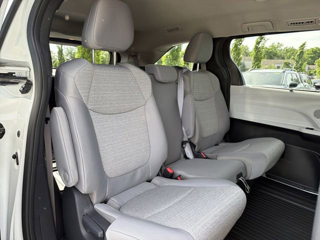 Used 2025 Toyota Sienna LE FWD image 16