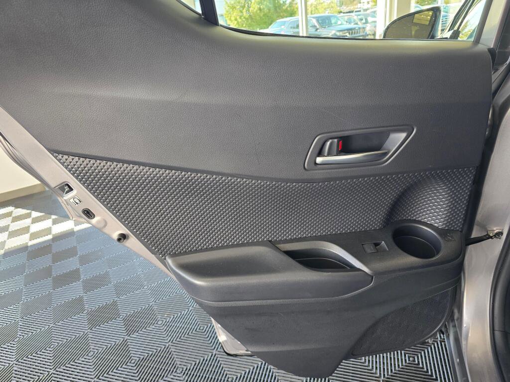 Used 2020 Toyota C-HR XLE image 35