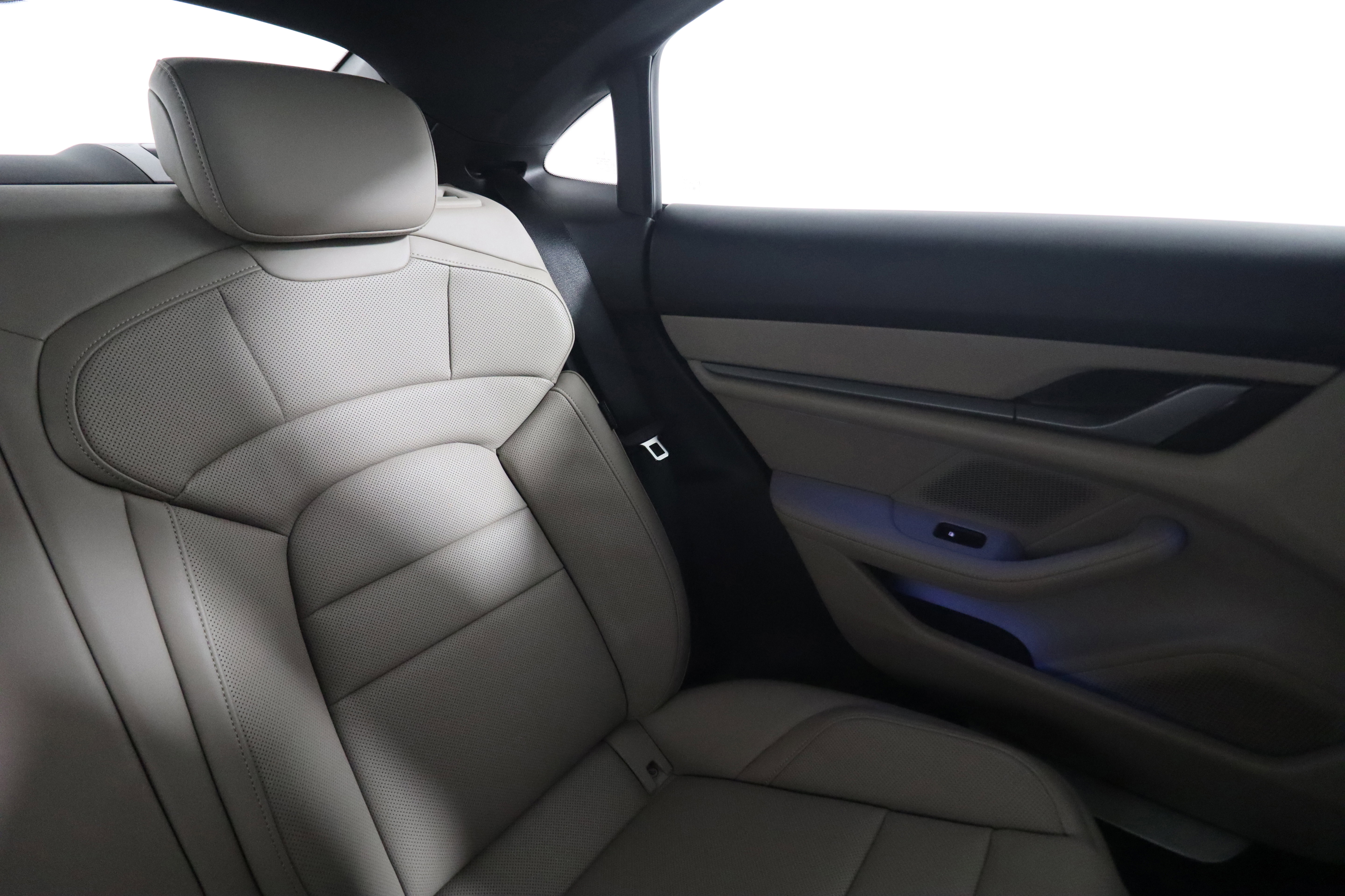 Certified 2025 Porsche Taycan image 17