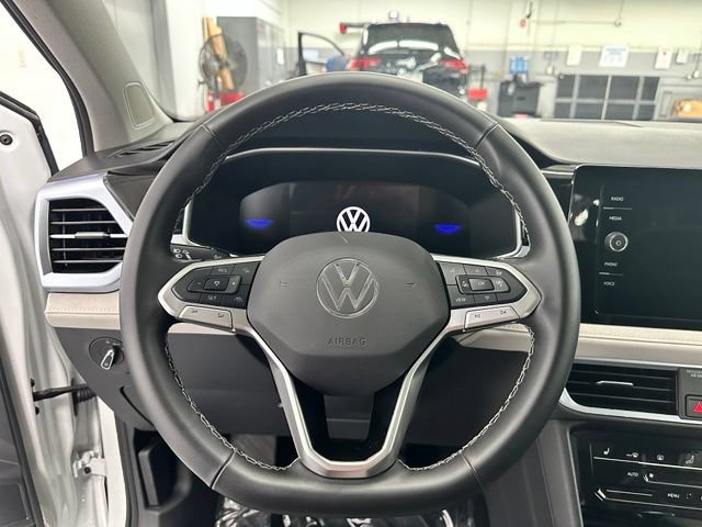 Used 2025 Volkswagen Taos SE w/ Panoramic Sunroof Package AWD/4WD image 4